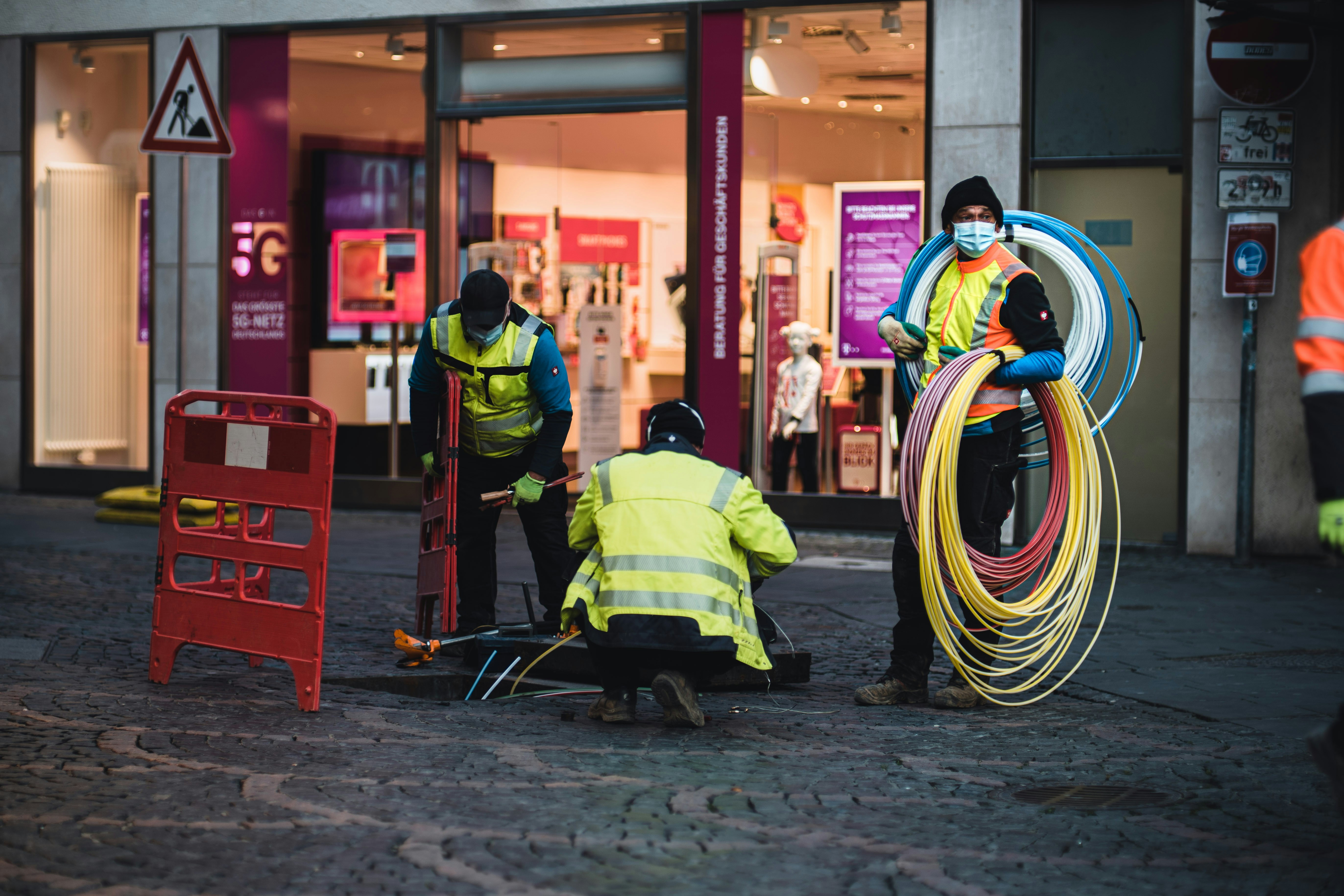 Glasfaserausbau durch das HessTech Team auf einer Baustelle